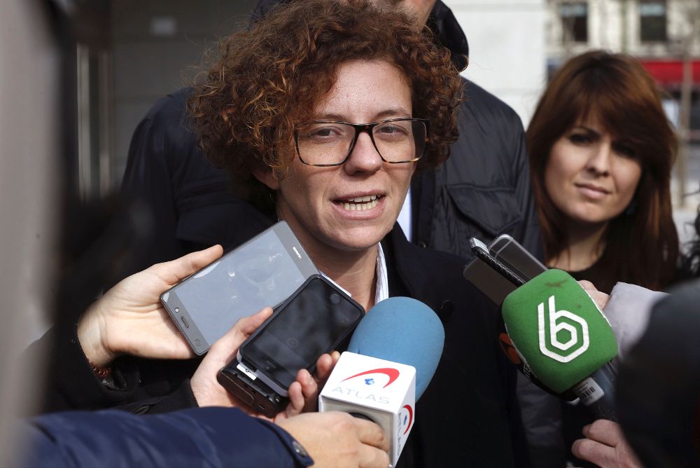 La concejala de Juventud y Protección Animal del Ayuntamiento de Alicante, Marisol Moreno, conocida como Marisol la Roja, atiende a los medios a su salida de la Audiencia Nacional.