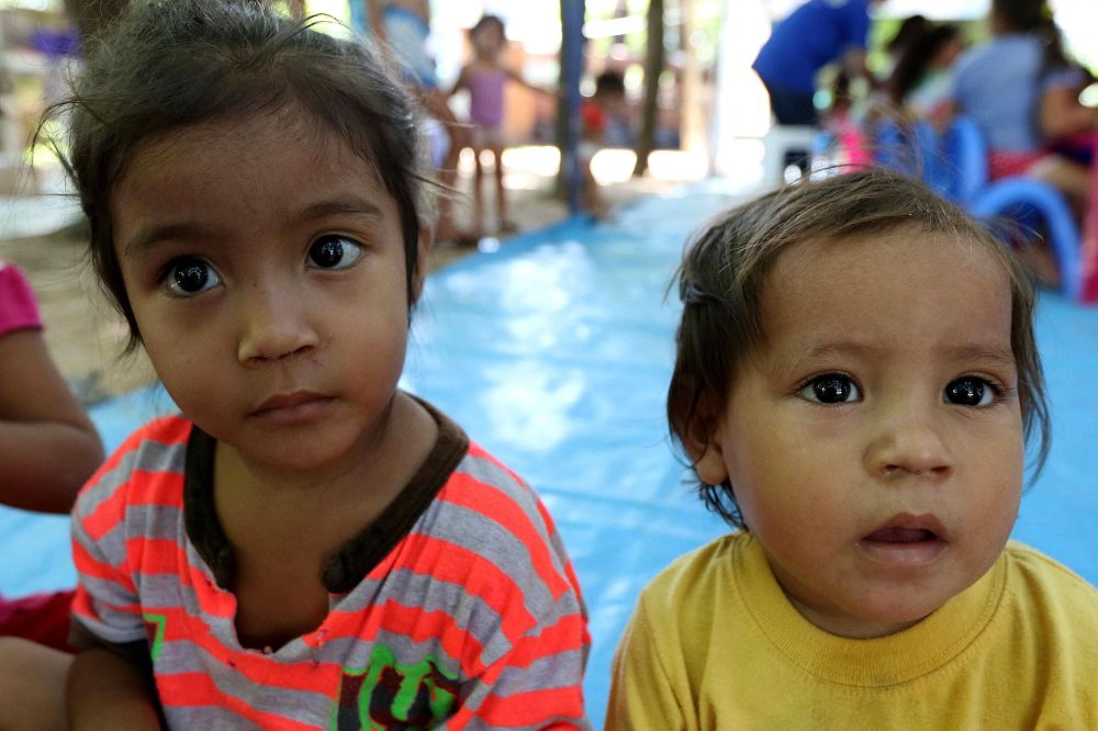 Niños posan en un refugio ubicado en un recinto militar hoy, martes 12 de enero de 2016, en Asunción (Paraguay).