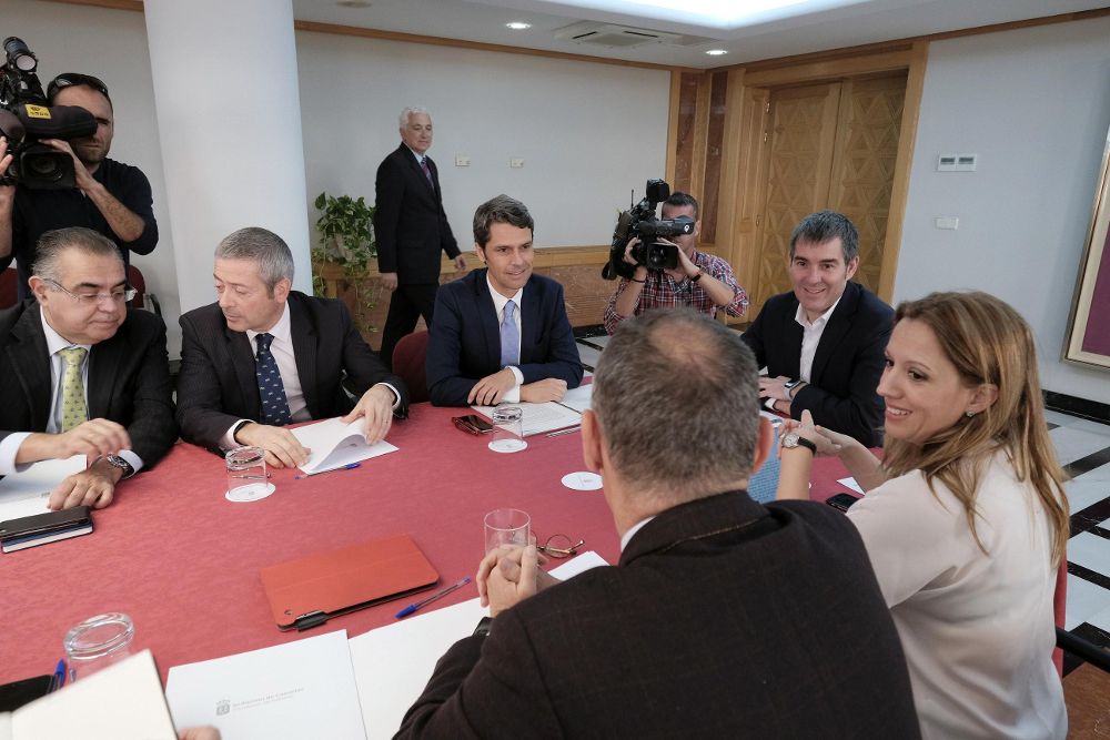 Reunión celebrada ayer en Las Palmas entre representantes de los Gobiernos canario y central y de las patronales.