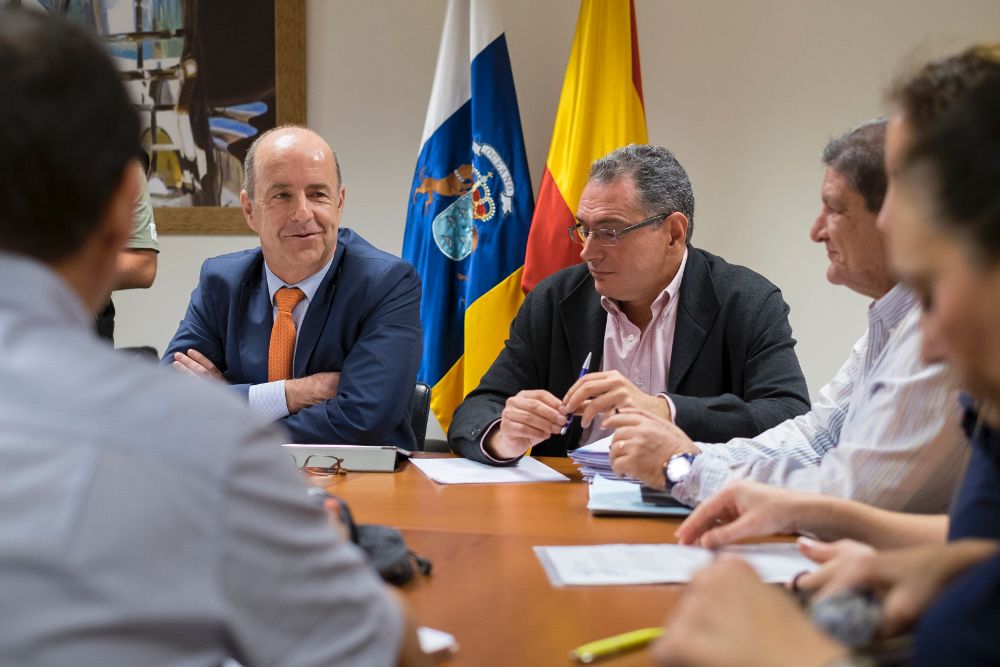 El consejero de Economía, Industria, Comercio y Conocimiento de la comunidad autónoma, Pedro Ortega (i), se reunió hoy con representantes del comité de huelga del ITC.