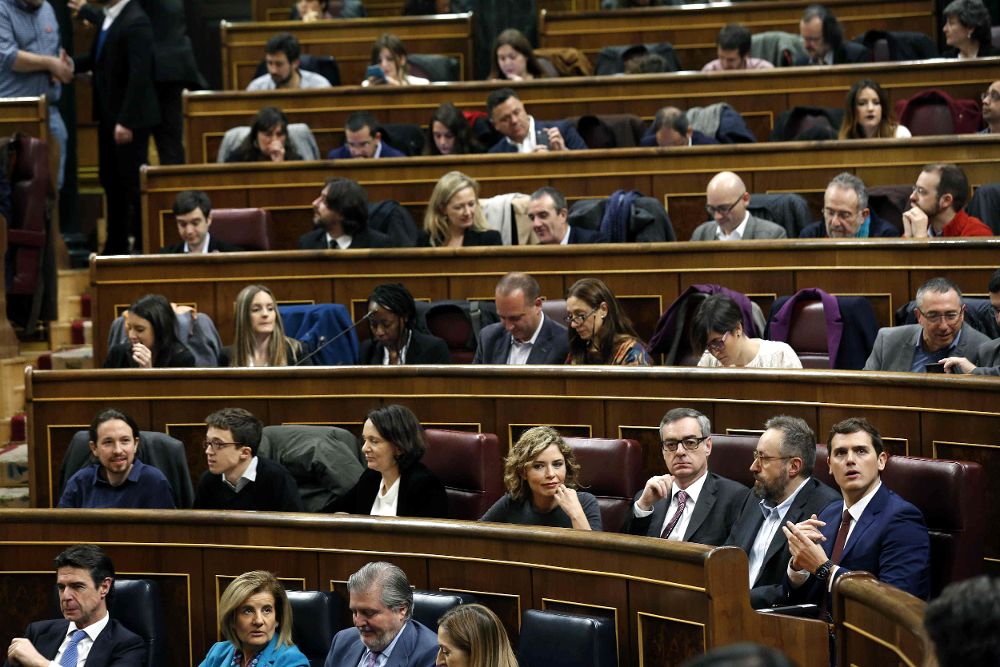Los diputados de Podemos Pablo Iglesias, Íñigo Errejón y Carolina Bescansa (izq.), justo encima del banco azul del Gobierno el día de la toma de posesión.