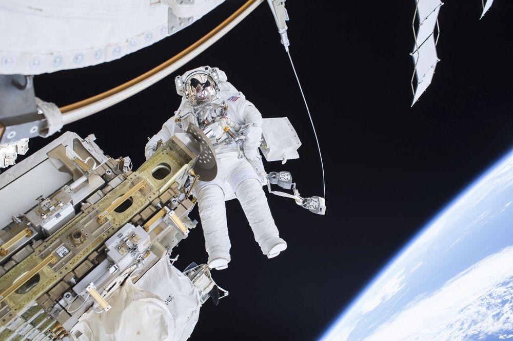 El cosmonauta estadounidense Tim Kopra durante un paseo espacial.