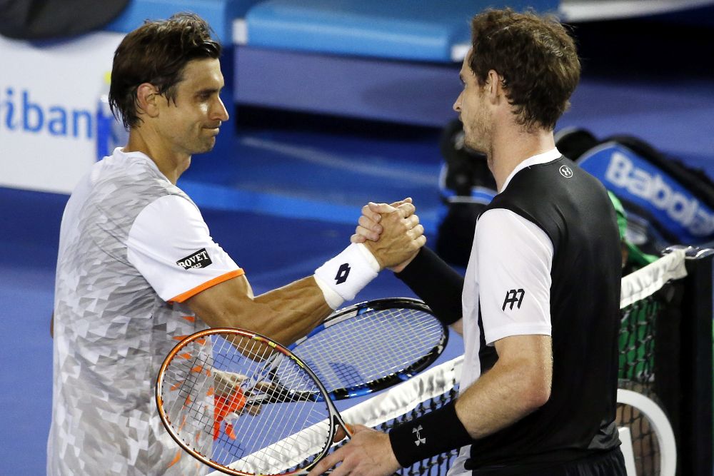 David Ferrer (izq) felicita a Andy Murray tras perder en su partido de cuartos de final del Abierto de Australia