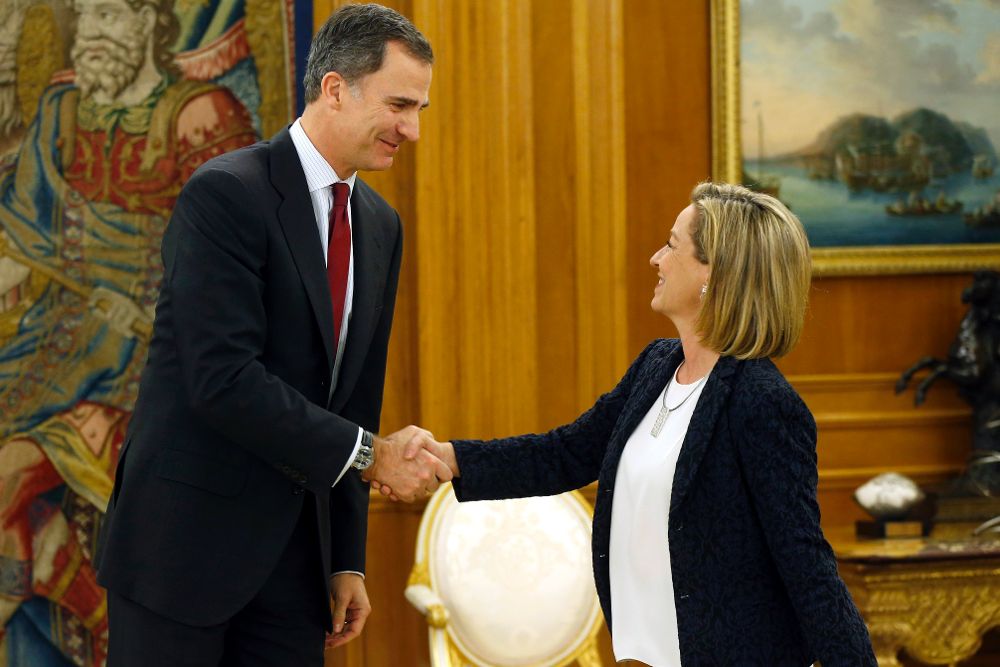 El rey Felipe VI (i) conversa con la diputada de Coalición Canaria, Ana Oramas.