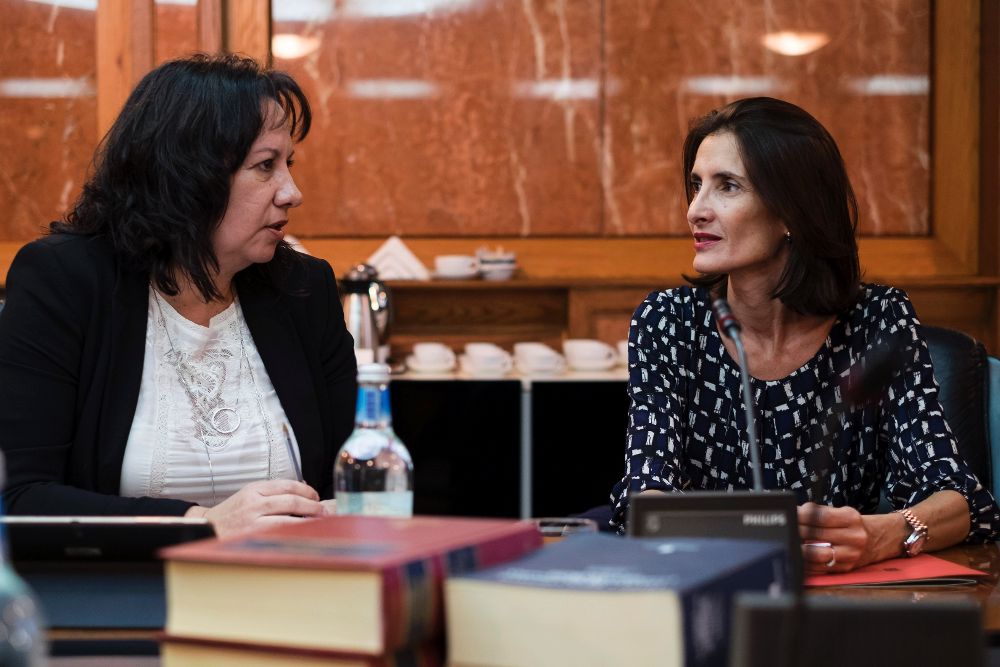 Las consejeras de Educación y de Turismo, Soledad Monzón (i) y María Teresa Lorenzo, respectivamente, charlan antes del comienzo de un Consejo de Gobierno.