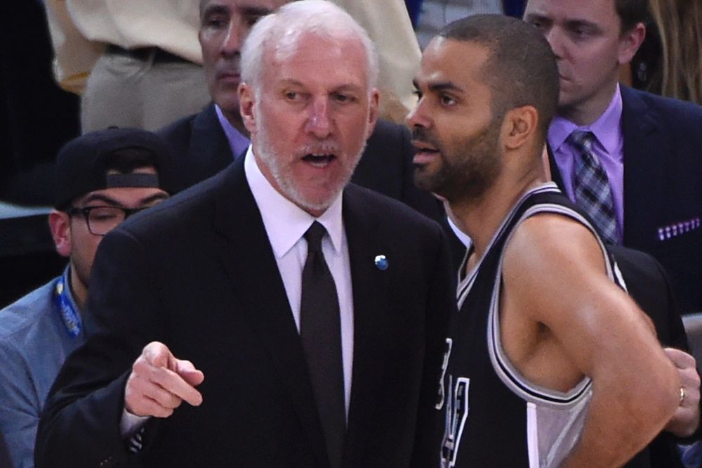 El entrenador de los San Antonio Spurs, Gregg Popovich (izda), conversa con su jugador Tony Parker.