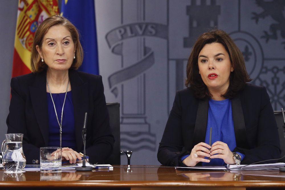La vicepresidenta del Goberno en funciones, Soraya Sáenz de Santamaría (d) ha dado cuenta de las decisión del Consejo de Ministros de hoy.
