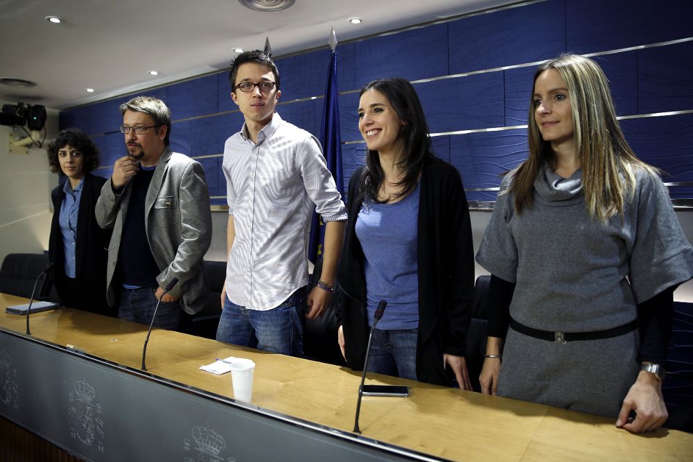 De izda. a dcha., los diputados de Podemos Alexandra Fernández, Francesc Xavier Domenech, Íñigo Errejón, Inés Montero, y Ángela Ballester.