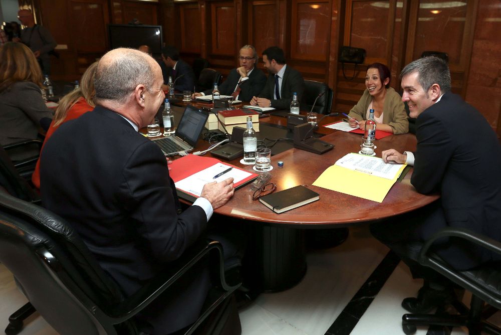 El presidente del Gobierno de Canarias, Fernando Clavijo (d); la vicepresidenta, Patricia Hernández (2d); y el consejero de Economía, Pedro Ortega (i).