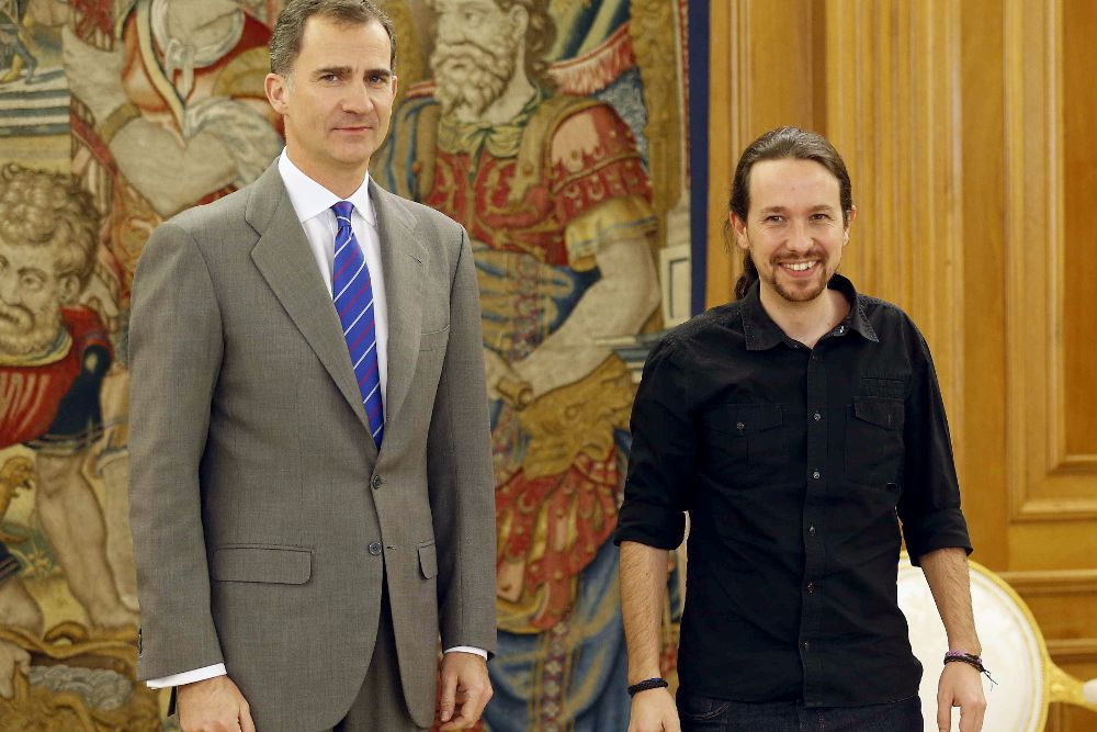 El Rey junto al secretario general de Podemos, Pablo Iglesias, durante la audiencia ofrecida en el marco de la segunda ronda de consultas.