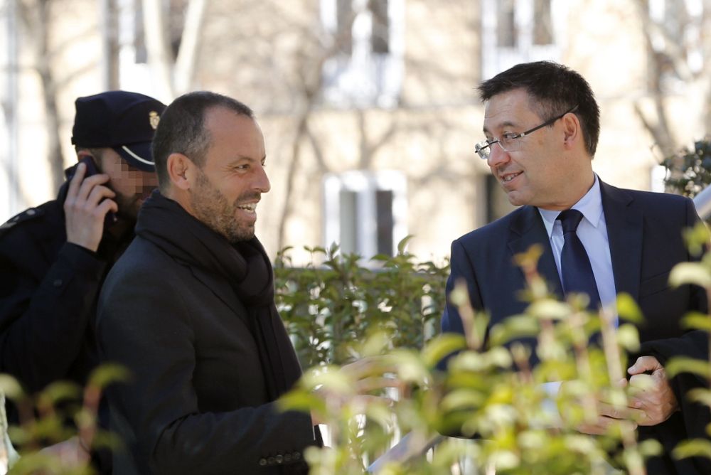 El presidente del Barça, Josep María Bartomeu (d), y su antecesor, Sandro Rosell (i), a su salida tras prestar declaración en la Audiencia Nacional.