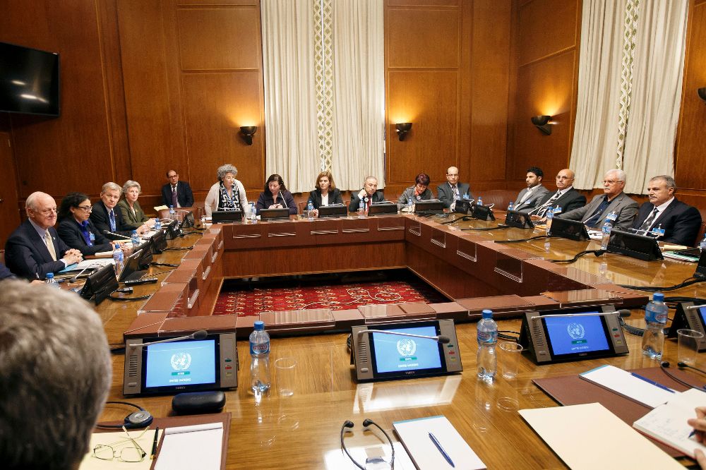 El mediador de la ONU para las negociaciones sirias, Staffan de Mistura (i), y miembros de la oposición siria, la Comisión Suprema para las Negociaciones (CSN), durante su reunión en la sede de Naciones Unidas en Ginebra, Suiza, hoy.