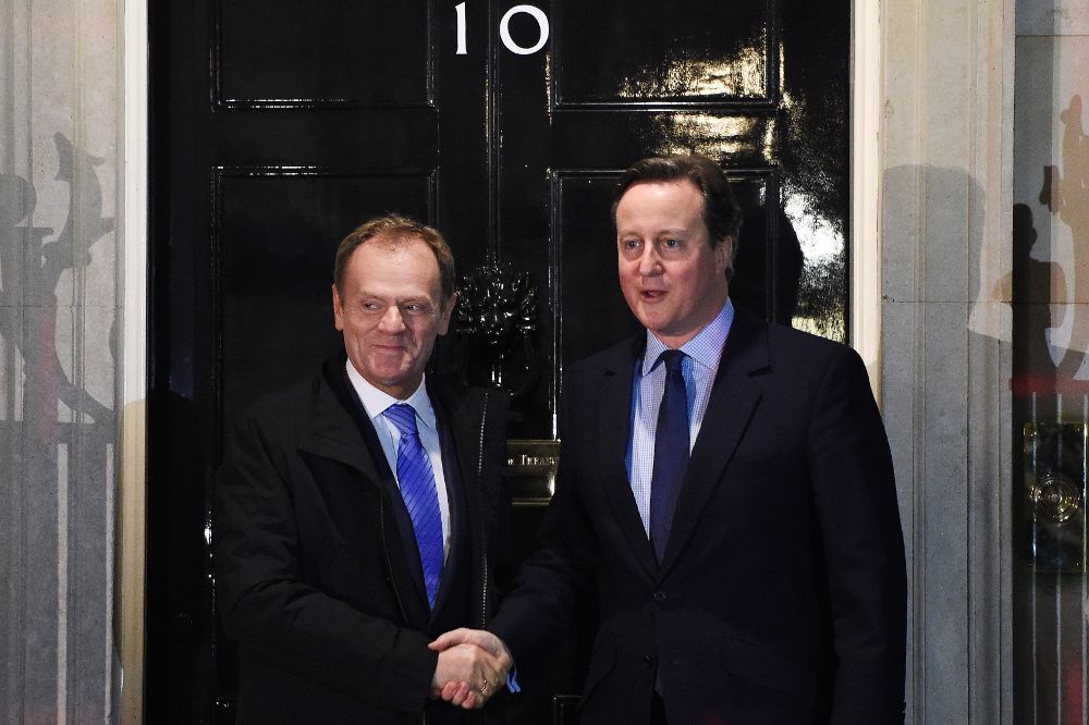 El primer ministro británico, David Cameron, da la bienvenida al presidente del Consejo Europeo, Donald Tusk, al 10 de Downing Street.