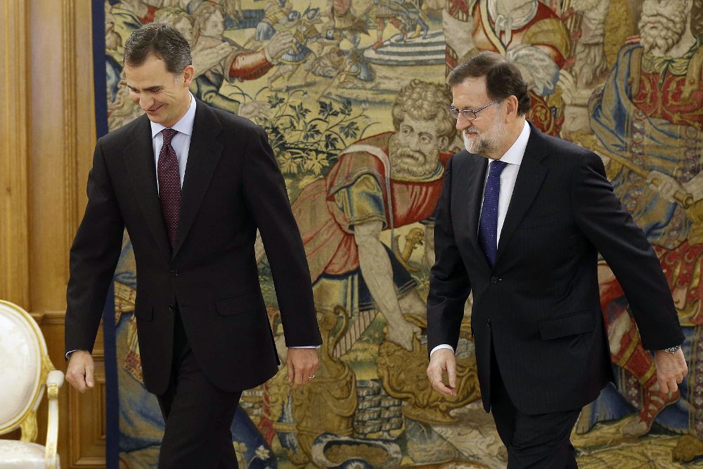 El rey Felipe VI recibe en audiencia en el Palacio de la Zarzuela al líder del PP, Mariano Rajoy,.