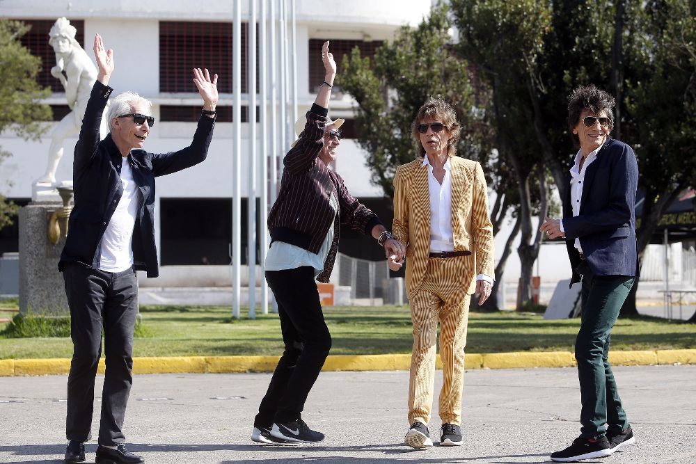 La banda británica The Rolling Stones, ayer, 1 de febrero, llegando al Estadio Nacional de Santiago, donde saludaron a sus seguidores que se encontraban en las afueras del recinto.