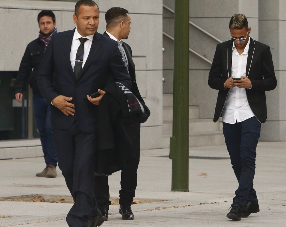 El internacional brasileño del Barcelona Neymar da Silva (d) y su padre, Neymar Sr (2i), a su llegada al Juzgado Central de Instrucción 5 de la Audiencia Nacional.