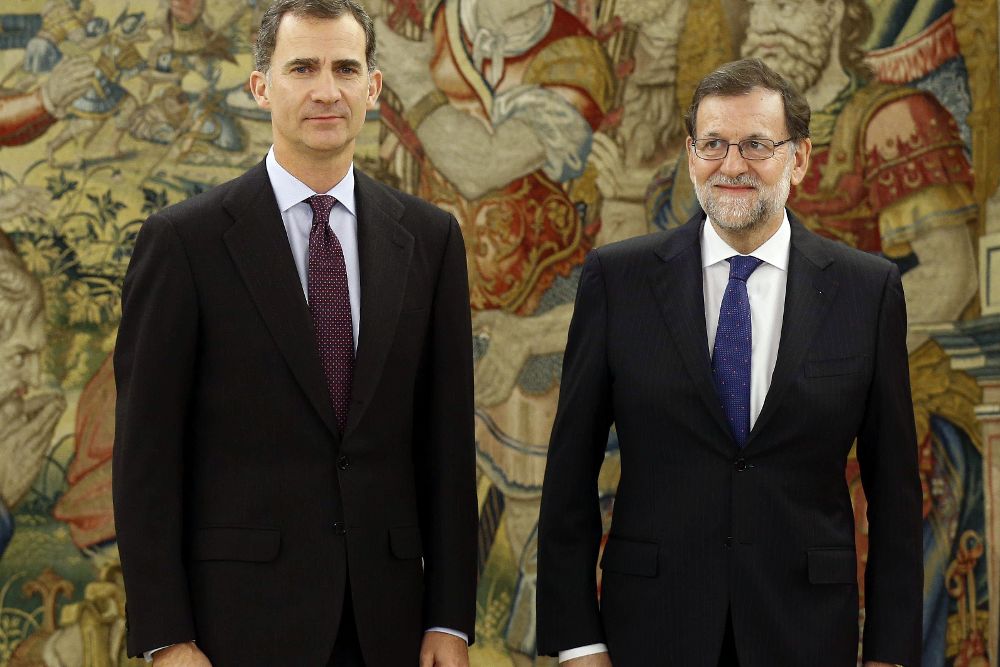 El rey Felipe VI recibe en audiencia en el Palacio de la Zarzuela al líder del PP, Mariano Rajoy.
