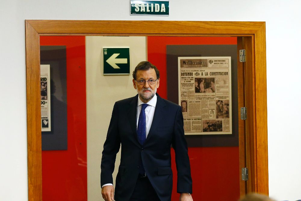 El presidente del PP, Mariano Rajoy, a su llegada a la rueda de prensa que ha ofrecido hoy en el Palacio de la Moncloa, tras la audiencia con el Rey.