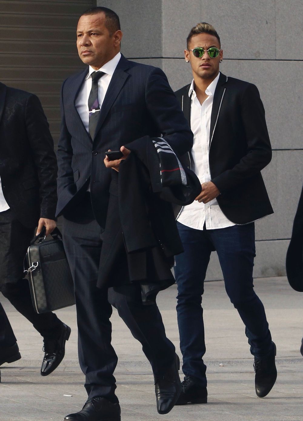  Neymar da Silva (d) y su padre, a su llegada al juzgado.