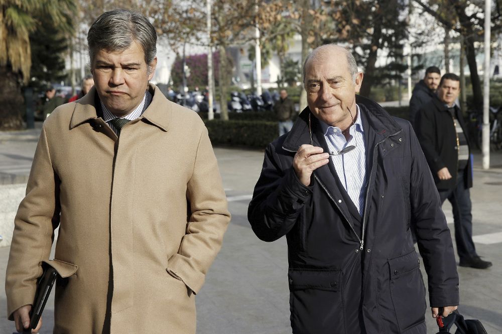 El portavoz del PP en el Ayuntamiento de Valencia hasta la semana pasada, Alfonso Novo (d) , a su llegada a la Ciudad de la Justicia.