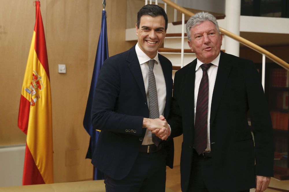 El líder del PSOE y candidato a la Presidencia del Gobierno, Pedro Sánchez (i), durante la reunión que ha mantenido con el diputado de Nueva Canaria, Pedro Quevedo.
