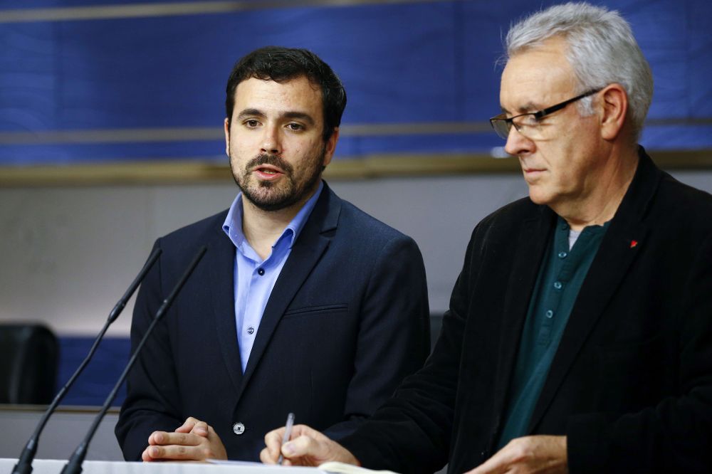 Los diputados de Izquierda Unida, Cayo Lara (d) y Alberto Garzón, durante la rueda de prensa que han ofrecido hoy en el Congreso después de la reunión con el líder del PSOE.