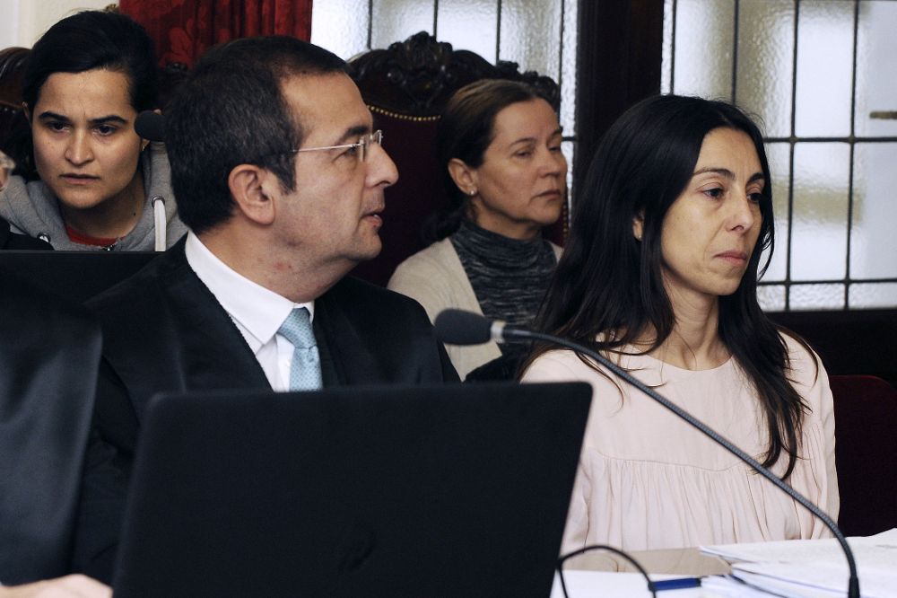 Monserrat González (2d), su hija Triana Martínez (i), y Raquel Gago durante el juicio, que recupera hoy la jornada perdida el pasado 27 de enero.