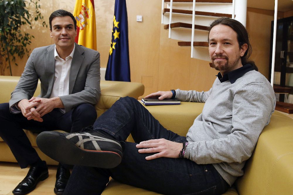 El líder del PSOE, Pedro Sánchez (i) ayer, con Pablo Iglesias (d), dentro de los contactos para intentar la formación de un gobierno.