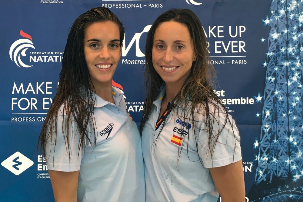 El duo formado por las catalanas Ona Carbonell (iz) y Gemma Mengual posa tras una sesión de entrenamiento en Montreuil (Francia).