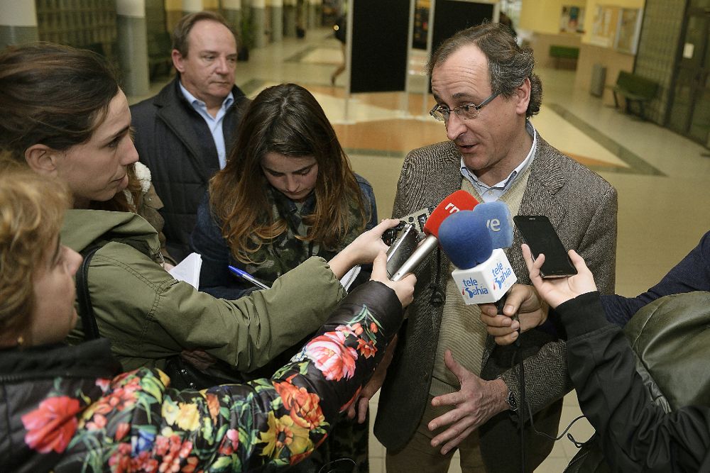 El ministro de Sanidad en funciones, Alfonso Alonso, atiende a la prensa durante su asistencia a la Universidad de Cantabria.