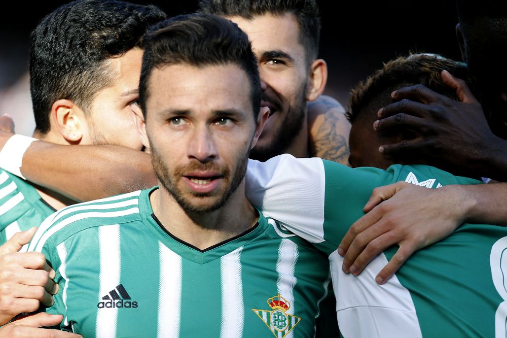 El delantero del Betis Rubén Castro (i) celebra con sus compañeros el gol marcado ante el Valencia.