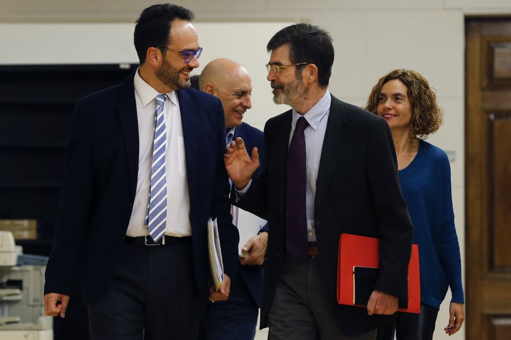 El equipo negociador del PSOE, Antonio Hernando (i), José Enrique Serrano, Meritxell Batet, y Rodolfo Ares (atrás), a su llegada a la reunión mantenida con el equipo de Compromís.