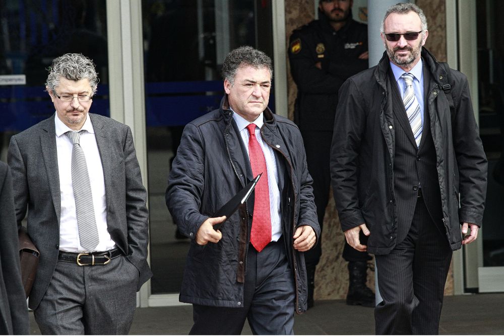 El ex director general de Deportes, José Luis Ballester (c), junto a sus abogados abandonan la Audiencia de Palma tras sus declaraciones en la jornada de hoy.