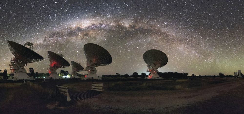 Vista general del complejo de telescopios COMPACT ARRAY de CSIRO, en Australia, a la luz de la Vía Láctea. 