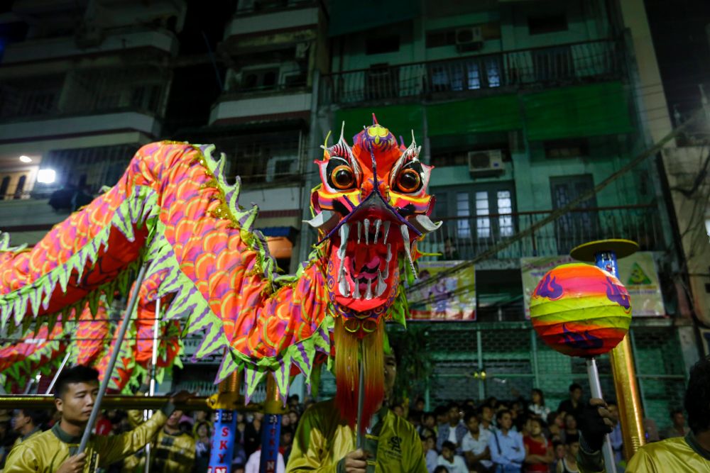 Decenas de personas se enfrentan en la competición del dragón y del león con motivo de la celebración del Año Nuevo Chino en Rangún, Birmania.