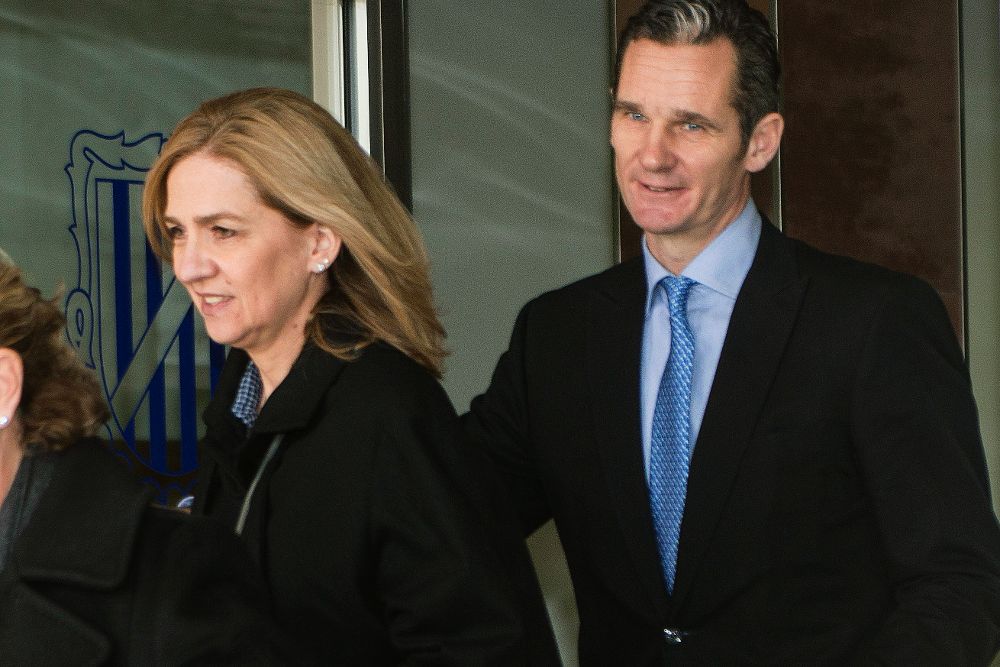 La infanta Cristina de Borbón y su marido, Iñaki Urdangarin, a su salida de la Escuela Balear de la Administración Pública, donde tiene lugar el juicio.