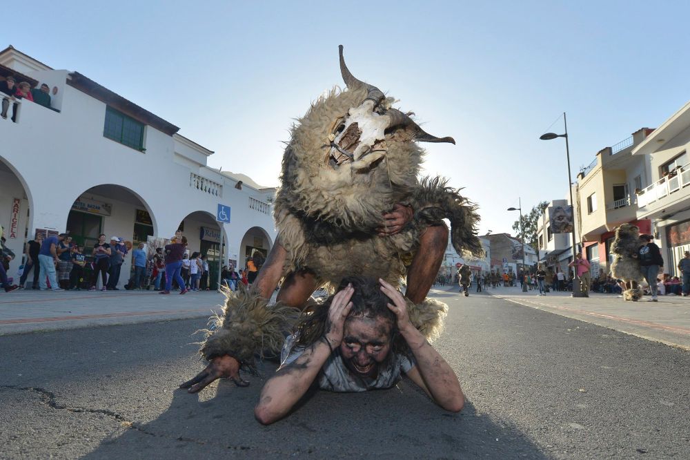 Más de cuarenta "carneros" al sonido de cascabeles alertaron hoy a los asistentes a La Frontera, en El Hierro, de la festividad del Martes de Carnaval.