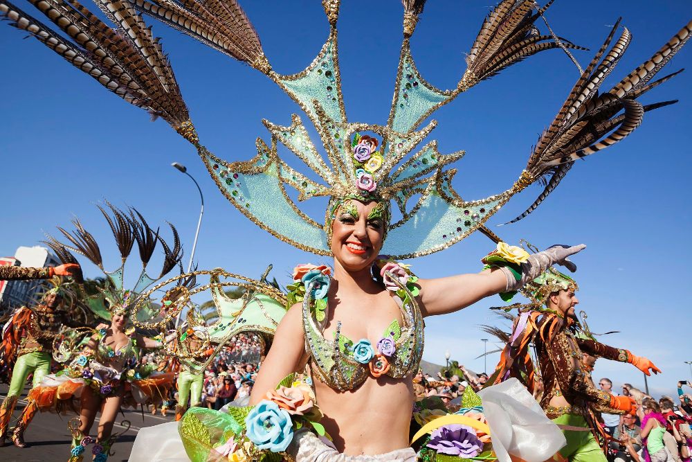 Componentes de una comparsa durante el Coso del Carnaval de Santa Cruz de Tenerife, que en la tarde de hoy recorrió la avenida de Anaga de la capital tinerfeña.