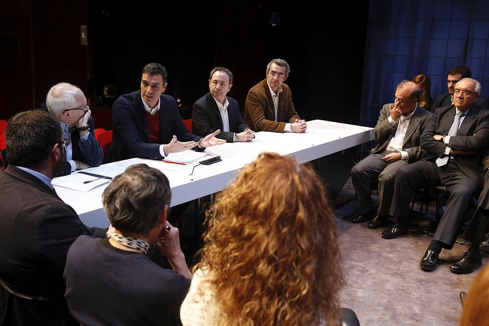El secretario general del PSOE, Pedro Sánchez, en su reunión con miembros del ámbito de la cultura y la educación.