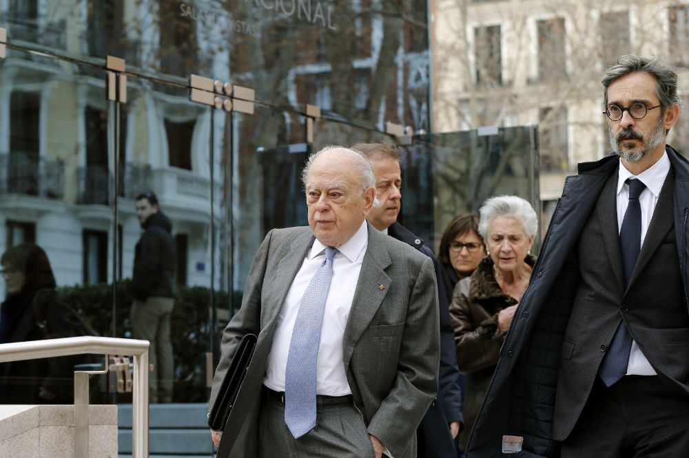 El expresident de la Generalitat Jordi Pujoll, acompañado de su abogado y su esposa, a su salida de la Audiencia Nacional.