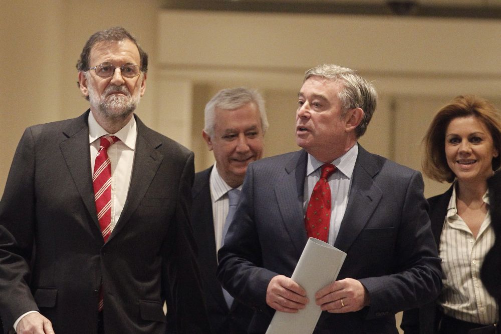 Mariano Rajoy con el portavoz del PP en el Senado, José Manuel Barreiro (d) , al inicio de la reunión del grupo parlamentario popular en la Cámara Alta.
