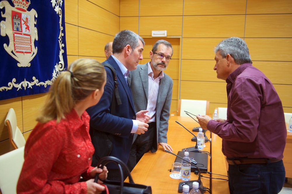 El presidente del Gobierno canario, Fernando Clavijo (2i), el presidente del Cabildo de Fuerteventura, Marcial Morales (3i) y la consejera de Hacienda; Rosa Dávila.