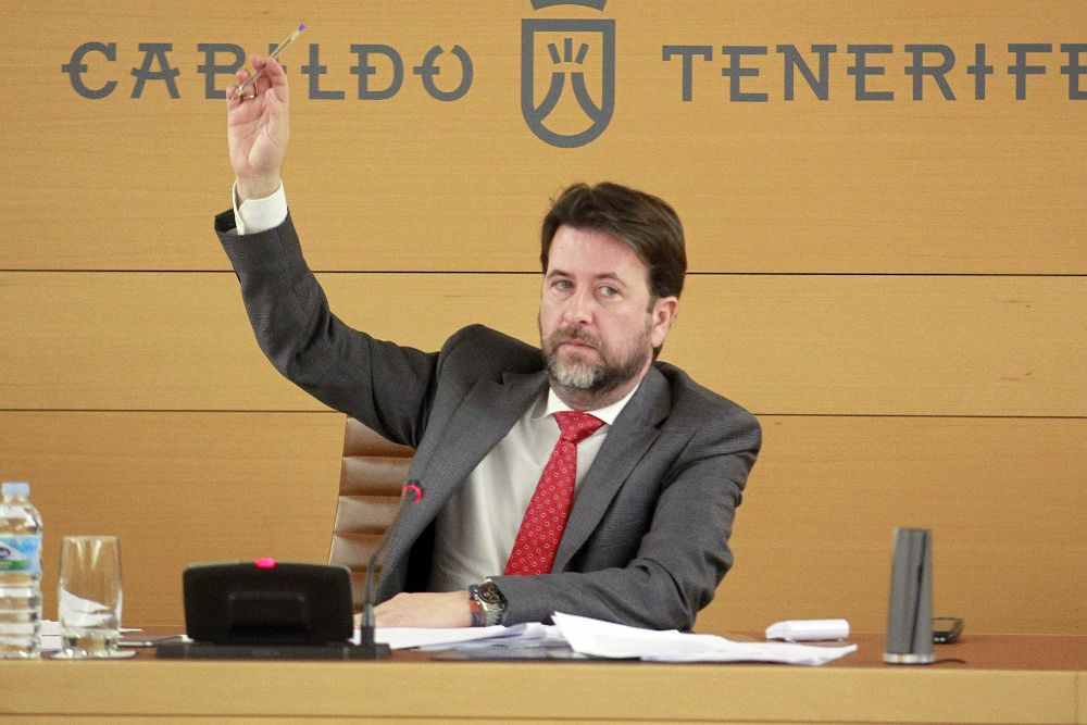 El presidente del Cabildo de Tenerife, Carlos Alonso, durante un pleno.