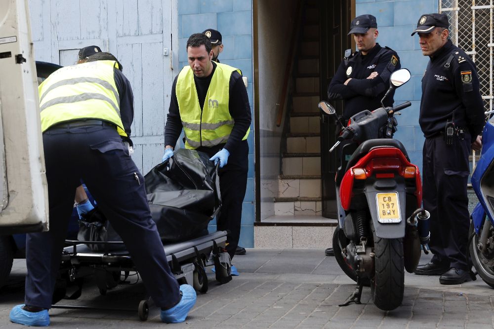Una mujer de 71 años ha aparecido muerta hoy en su domicilio de Valencia a consecuencia de una serie de cuchilladas.