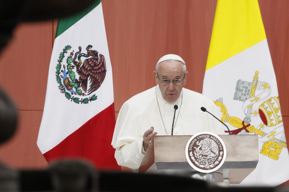 El papa Francisco habla durante su ceremonia de bienvenida en el Palacio Nacional de Ciudad de México hoy, sábado 13 de febrero de 2016.