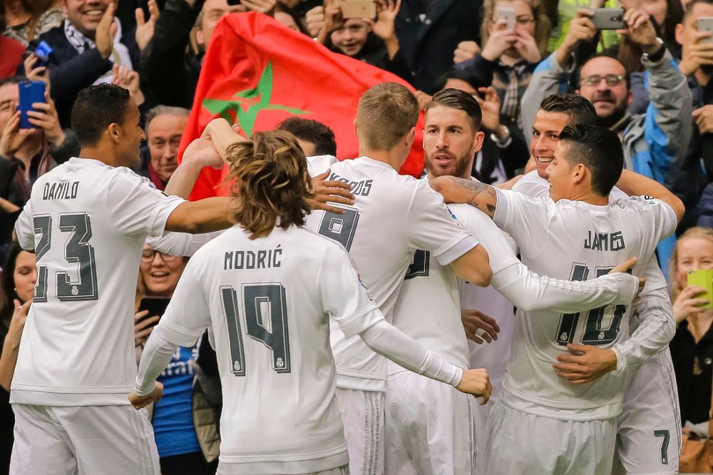 El delantero portugués del Real Madrid Cristiano Ronaldo (2d) celebra con sus compañeros su primer gol.