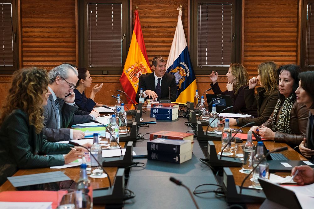 El presidente del Gobierno Canario, Fernando Clavijo (c), presidió este mediodía la reunión del Consejo de Gobierno, celebrada en la capital grancanaria.