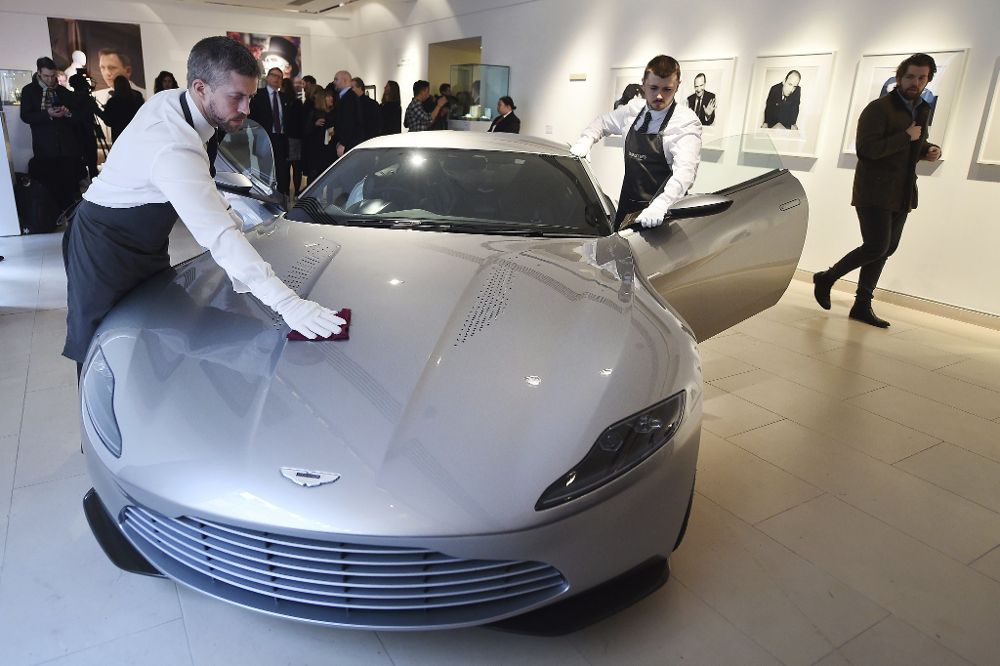Un par de trabajadores de la casa de subastas Christie's sacan brillo a un Aston Martin DB10 de la película de James Bond "Spectre".