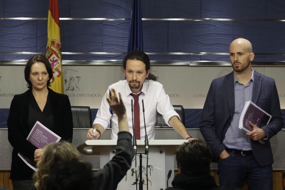 El secretario general de Podemos, Pablo Iglesias, acompañado por el portavoz económico del partido, Nacho Álvarez (d), y la diputada Carolina Bescansa, durante la presentación de su oferta de programa de gobierno de coalición con el PSOE.