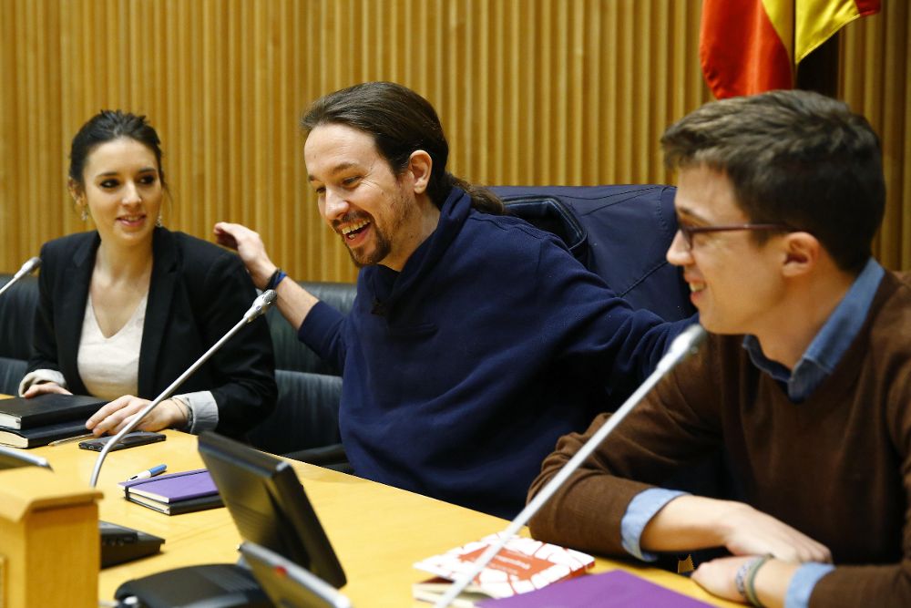 El líder de Podemos, Pablo Iglesias (c), acompañado por el portavoz en el Congreso, Íñigo Errejón (d), y la portavoz en la Comisión de Educación y Deporte, Irene Montero.